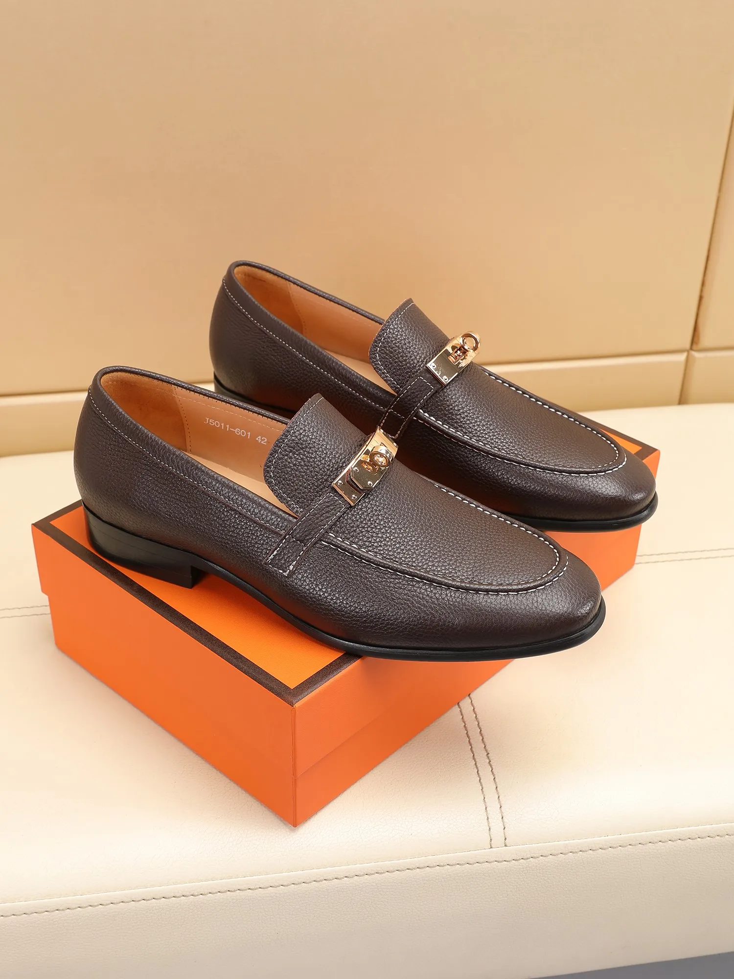 Factory price 440💶[HERMES] (cowhide lining)🍀Italian top luxury🍀He does not pursue novel styles and gorgeous colors, but attracts the favor of successful men with his flawless, elegant and classic style! This very, very comfortable, simple and stable style makes it easy to match any style! The pattern is absolutely 1:1 refined from the original case, and we strive for excellence in materials, imported cowhide + cowhide lining💪💪💪extraordinary texture👍! .Code number: 39 to 44 (38.4546 customized)